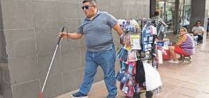 El comerciante que no se dobla ni frente a las balas perdidas
