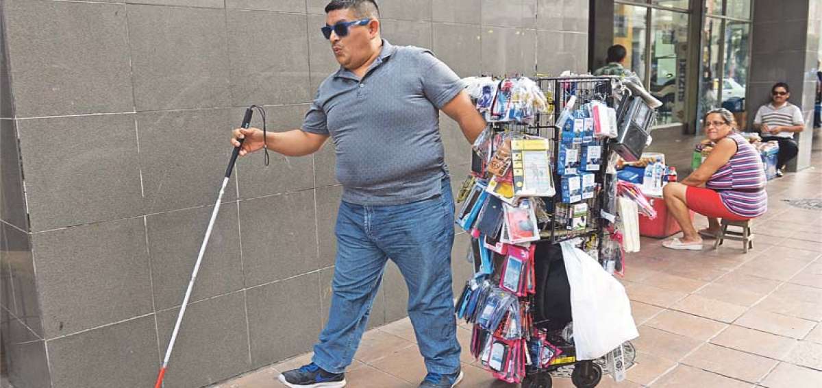 El comerciante que no se dobla ni frente a las balas perdidas
