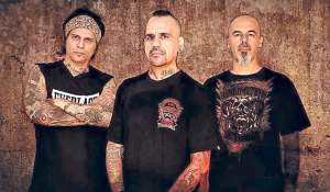Andr&eacute;s Gim&eacute;nez (c) es el vocalista, guitarrista y &uacute;nico miembro fundador del tr&iacute;o A.N.I.M.A.L., que tambi&eacute;n integran Christian Lapolla y Marcelo Castro. internet
