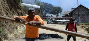 La v&iacute;a que lleva hasta la minera R&iacute;o Blanco, en la parroquia Molleturo, est&aacute; cerrada con piedras y controles.