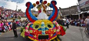 &lsquo;Homenaje a los 50 a&ntilde;os del Festival del Folclor&rsquo; fue el lema de la carroza que abri&oacute; el desfile. 