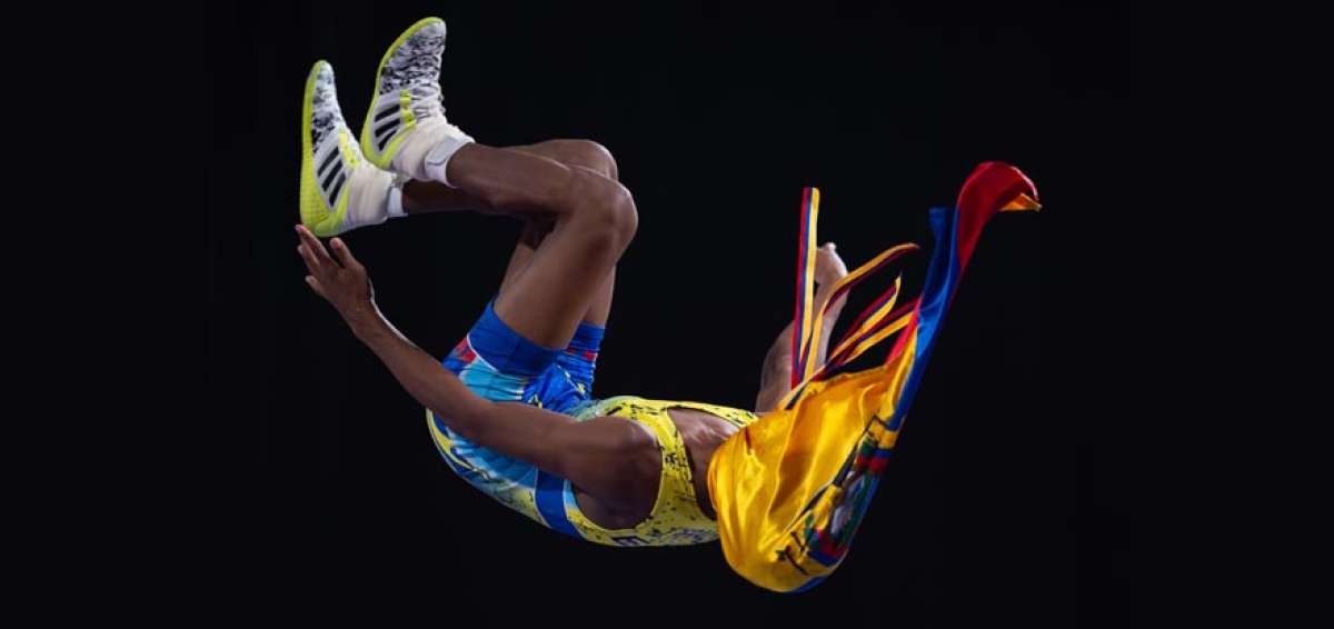 El luchador guayaquile&ntilde;o Jeremy Peralta, realiza un salto mortal, antes de recibir la medalla de plata en los Juegos Ol&iacute;mpicos de la Juventud 2018.