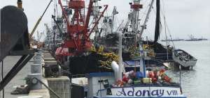 A los barcos se les da mantenimiento en la zona de acoderamiento de los muelles pesqueros en el puerto de Manta. 