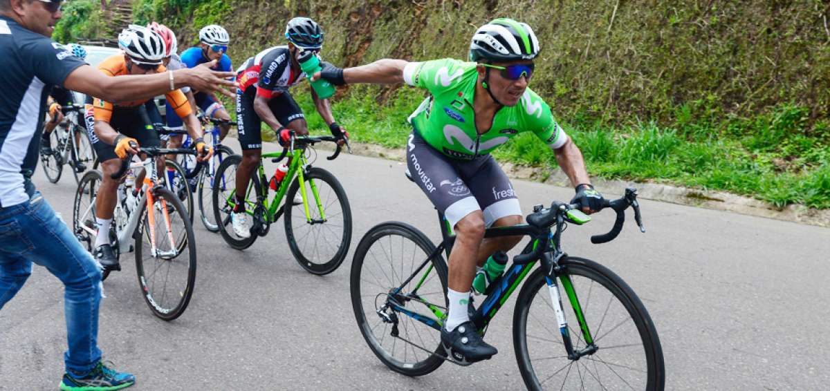 El ciclista ecuatoriano, Byron Guam&aacute; (der.), toma un envase, durante la segunda etapa de la Vuelta al Ecuador, que inici&oacute; el fin de semana pasado.
