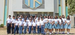 Un grupo de estudiantes orgullosos celebra el aniversario de su colegio, ubicado en la ciudadela Panorama del vecino cant&oacute;n Dur&aacute;n. 