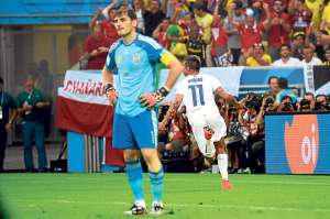 Chile se olvid&oacute; del respeto hacia el exmonarca del f&uacute;tbol venci&eacute;ndolo con goles de Eduardo Vargas y Charles Ar&aacute;nguiz. Foto: AFP.