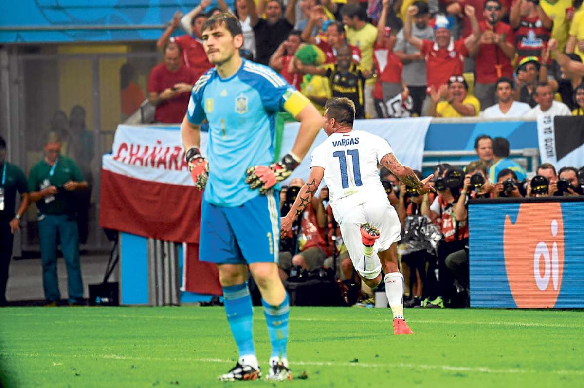 Chile se olvid&oacute; del respeto hacia el exmonarca del f&uacute;tbol venci&eacute;ndolo con goles de Eduardo Vargas y Charles Ar&aacute;nguiz. Foto: AFP.