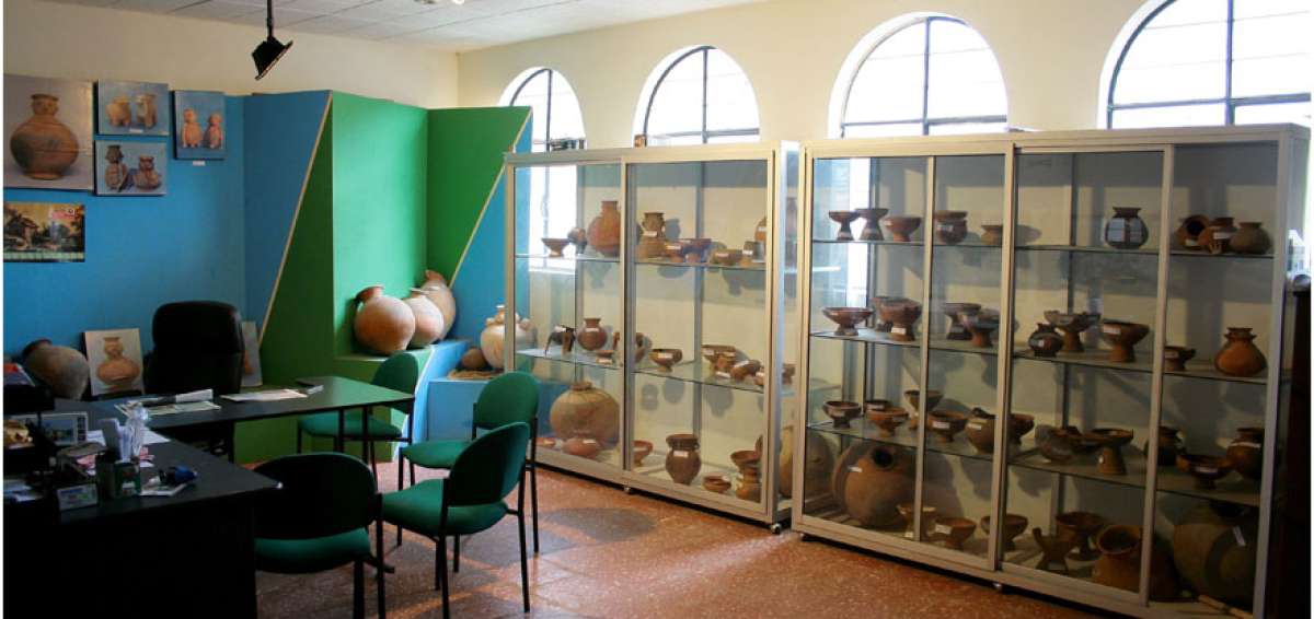 La mayor&iacute;a de los objetos que se exhiben en el museo de la parroquia El Sucre est&aacute;n dentro de vitrinas.