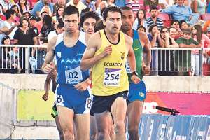 El atleta cuencano Byron Piedra (c) obtuvo la medalla de bronce en los 5 mil metros y la de oro en los 10 mil metros. Se alista para los Juegos Panamericanos. Foto: Internet