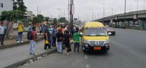 Furgonetas y hasta motocicletas movilizan a los guayaquile&ntilde;os