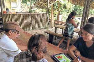 Mar&iacute;a Jos&eacute; Machuca, estudiante de la UEES, en compa&ntilde;&iacute;a de miembros de la asociaci&oacute;n Cascadas Gallo de la Pe&ntilde;a, en el cant&oacute;n Bucay.