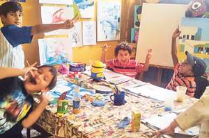 Los ni&ntilde;os experimentan diferentes t&eacute;cnicas pict&oacute;ricas y manuales, adem&aacute;s de divertirse. Foto: Cortes&iacute;a