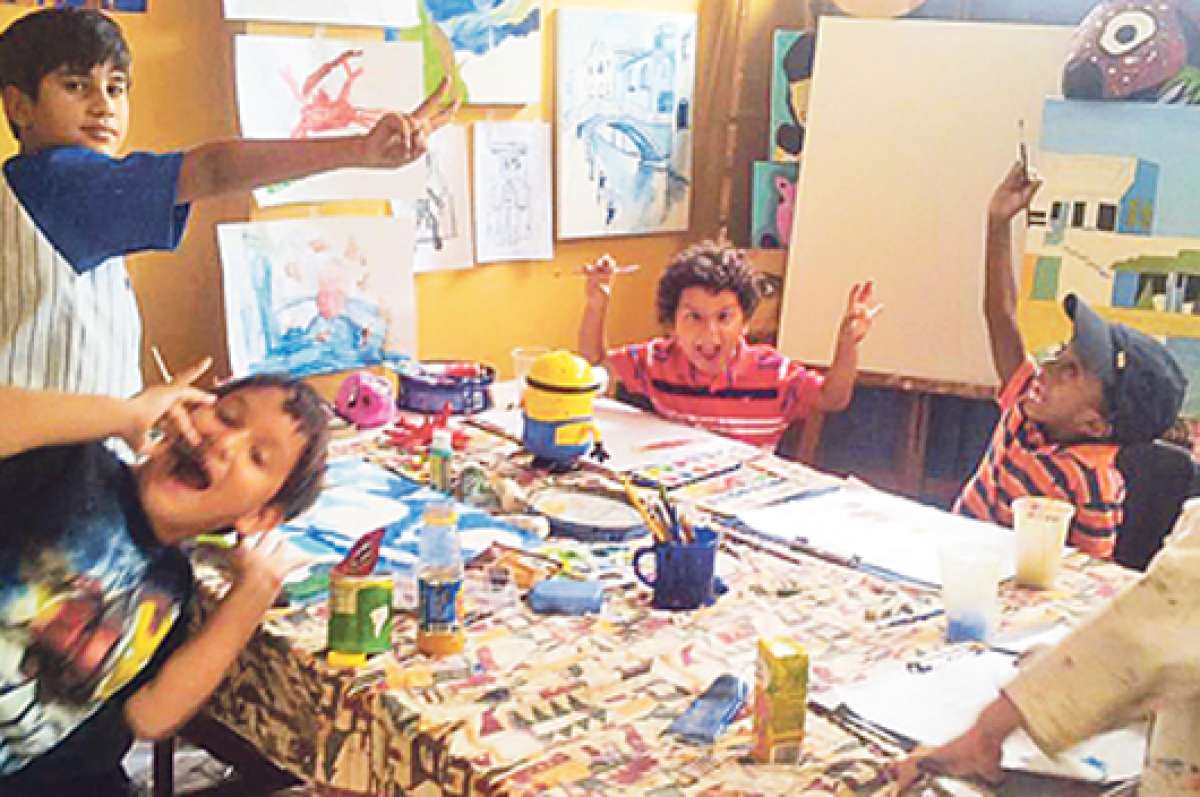 Los ni&ntilde;os experimentan diferentes t&eacute;cnicas pict&oacute;ricas y manuales, adem&aacute;s de divertirse. Foto: Cortes&iacute;a