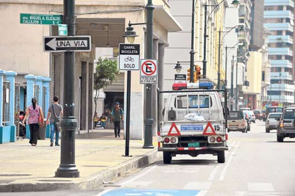 Invadir las ciclov&iacute;as se sanciona con $ 51 de multa y reducci&oacute;n de 4,5 puntos en la licencia. Foto: Miguel Castro.