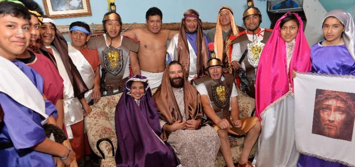 D&iacute;as antes de la procesi&oacute;n de Viernes Santo, los personajes se re&uacute;nen para conocer el recorrido y ajustar detalles de &uacute;ltimo momento. Todo est&aacute; listo.