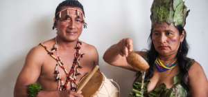 Miembros de la comunidad Kichwa Atary Awkayaku, en Nueva Loja, retoman costumbres ancestrales como la preparaci&oacute;n de la tradicional bebida.