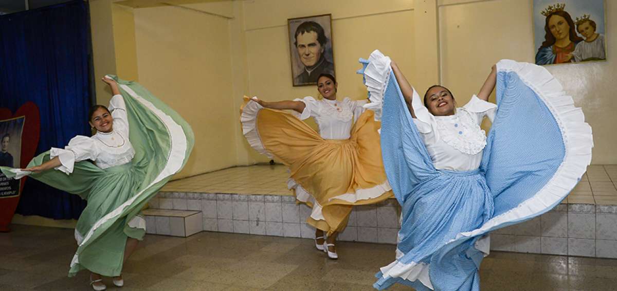 Integrantes de Retrovador utilizan trajes t&iacute;picos montuvios en sus presentaciones.