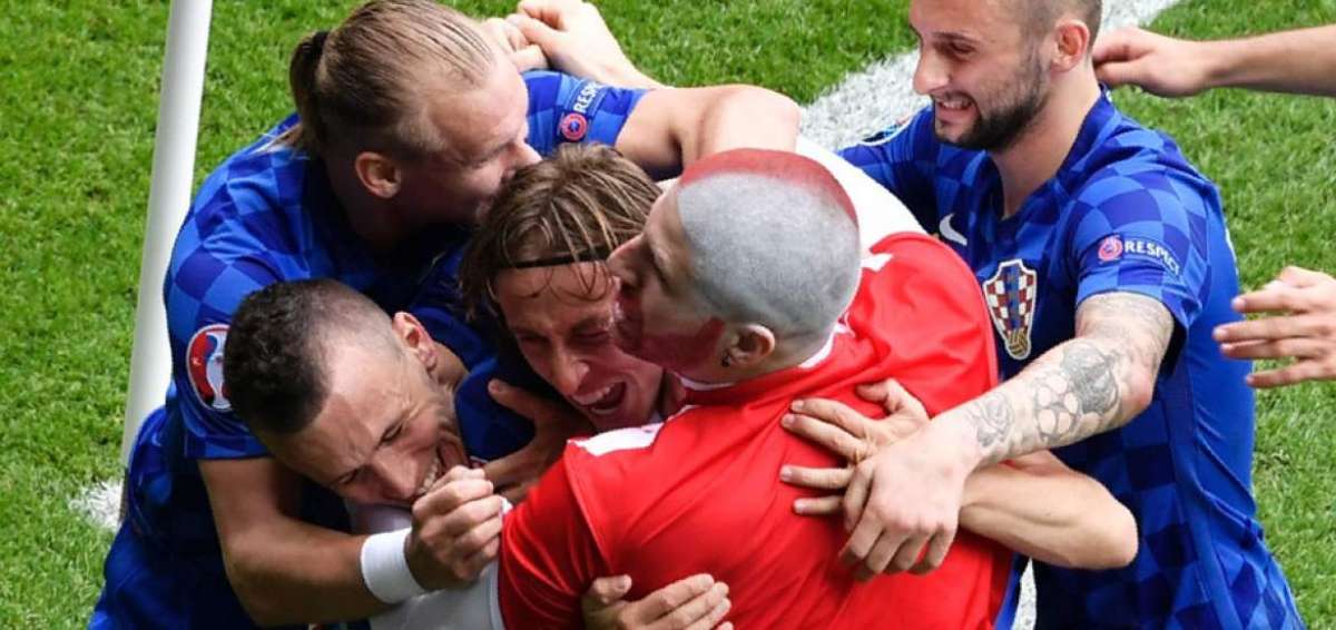 Luka Modric festeja junto a sus compa&ntilde;eros el &uacute;nico tanto del partido; un aficionado se sum&oacute; a la celebraci&oacute;n.