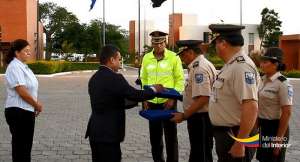 El ministro del Interior recibi&oacute; las insignias del expolic&iacute;a. 