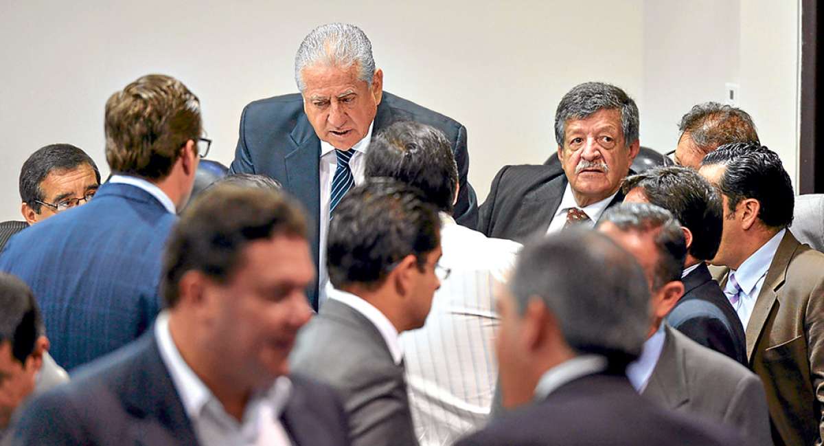Luis Chiriboga es rodeado por varios representantes de clubes y asociaciones provinciales -el viernes pasado- en el auditorio de la FEF en Guayaquil. Foto: Lylibeth Coloma / El Tel&eacute;grafo