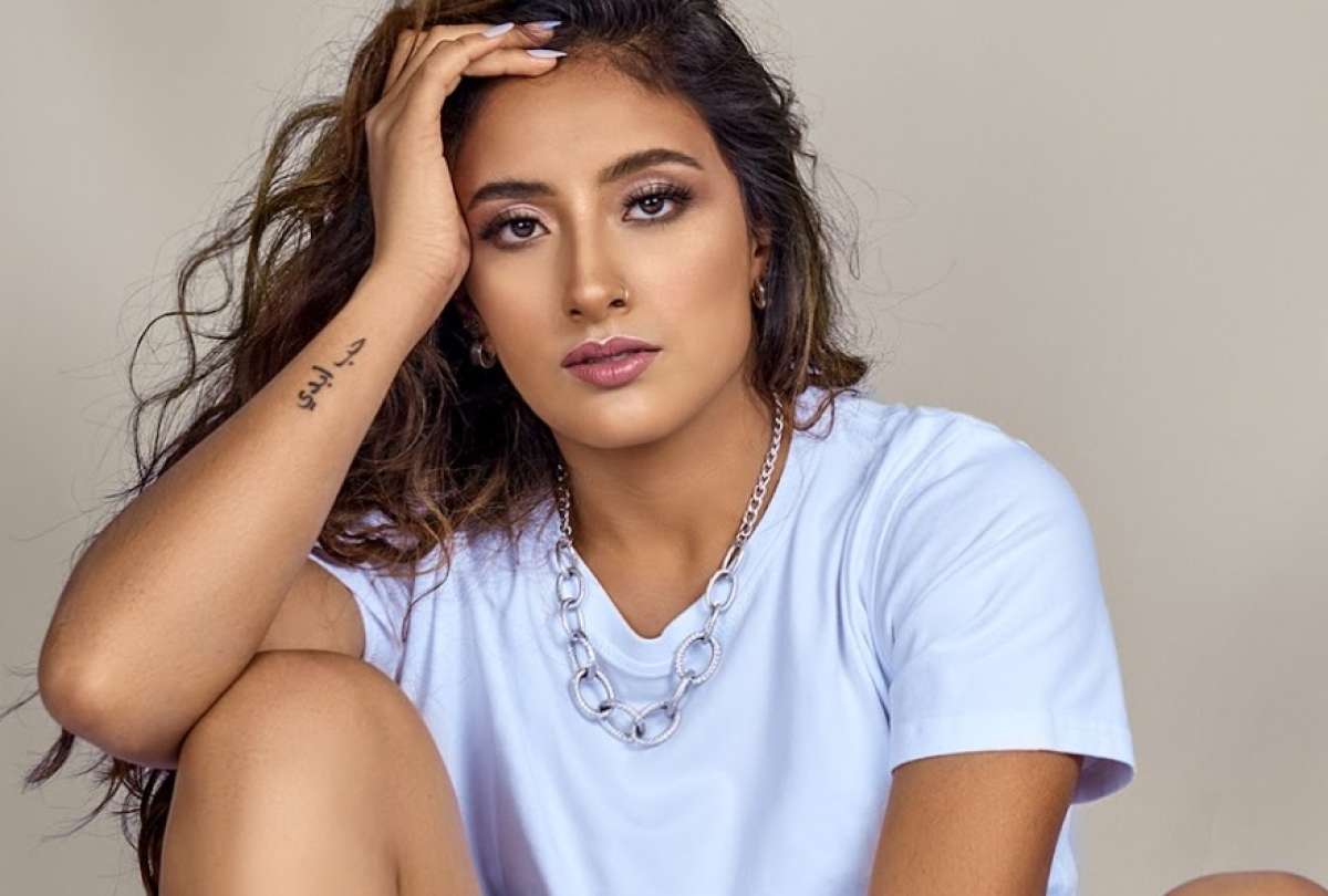 El Comité Permanente de la Fiesta de la Fruta y de las Flores retiró el título de “Embajadora” a la influencer Romina Ruano, luego de la polémica generada por sus declaraciones durante la movilización indígena en Ambato.