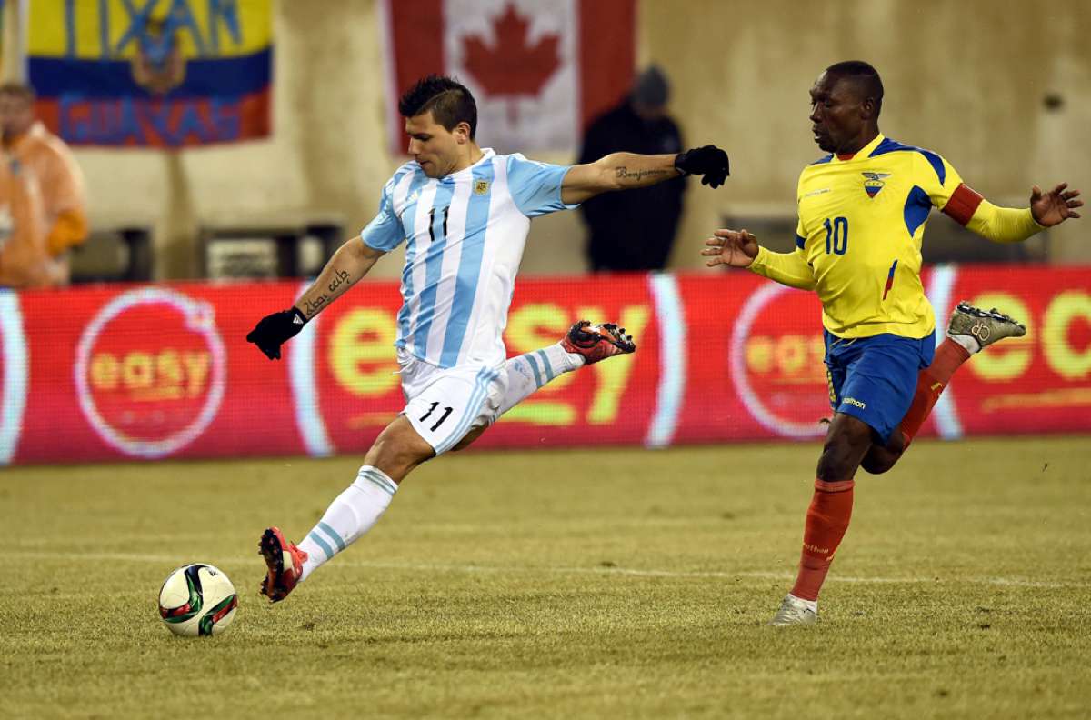 El delantero argentino Sergio Ag&uuml;ero (izq.) remata al arco ante la marca del lateral izquierdo Walter Ayov&iacute;. Foto: AFP