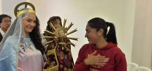 La imagen del Ni&ntilde;o Viajero lleg&oacute; ayer a la Gobernaci&oacute;n de Azuay en medio de flores y villancicos. Los funcionarios participaron de esta fiesta.
