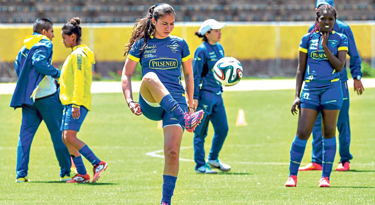 La defensa y capitana de la selecci&oacute;n, Ligia Moreira (izq.), domina la pelota durante uno de los entrenamientos de la Tricolor en el estadio Atahualpa. Foto: Marco Salgado / El Tel&eacute;grafo.