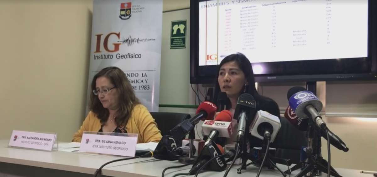 Silvana Hidalgo (d) y Alexandra Alvarado del Instituto Geof&iacute;sico, durante la rueda de prensa. 