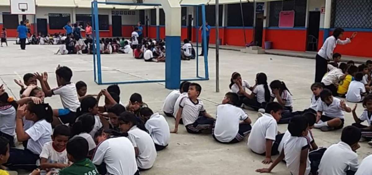 Evacuaci&oacute;n en la escuela Susena Barrezueta de Machala 