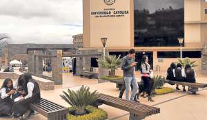 Muchos j&oacute;venes miembros de comunidades ind&iacute;genas se han formado en la Universidad Cat&oacute;lica de Ambato, gracias al programa de becas. Roberto Ch&aacute;vez / El Tel&eacute;grafo