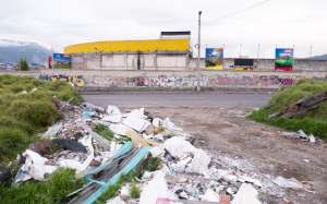En las cercan&iacute;as del estadio del club oriental abundan los lotes bald&iacute;os donde se acumula la basura. Foto: Daniel Molineros / El Tel&eacute;grafo