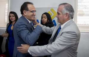 Ramiro Gonz&aacute;lez (i) se abraza con el asamble&iacute;sta de su partido, Antonio Pozo. FOTO: Marco Salgado/El Tel&eacute;grafo 