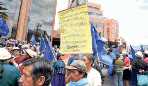 Varios comuneros de Azuay participaron de una marcha que se dirigi&oacute; hasta la sede de la Corte Constitucional. FERNANDO MACHADO / EL TEL&Eacute;GRAFO