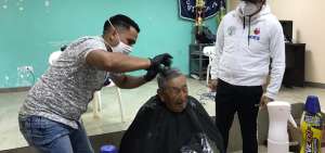 Adultos mayores reciben kits, medicina y cortes de cabello