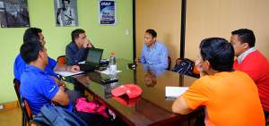 El titular del Comit&eacute; Ol&iacute;mpico Ecuatoriano, Augusto Mor&aacute;n (centro), se reuni&oacute; con representantes de las federaciones que tienen sede en Cuenca.