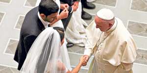 El papa Francisco saluda a una pareja durante la audiencia en el Vaticano, el pasado 6 de mayo, dedicada al sacramento del matrimonio. Foto: Archivo
