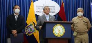 El ministro de Defensa, Oswaldo Jarr&iacute;n, durante la rueda de prensa.