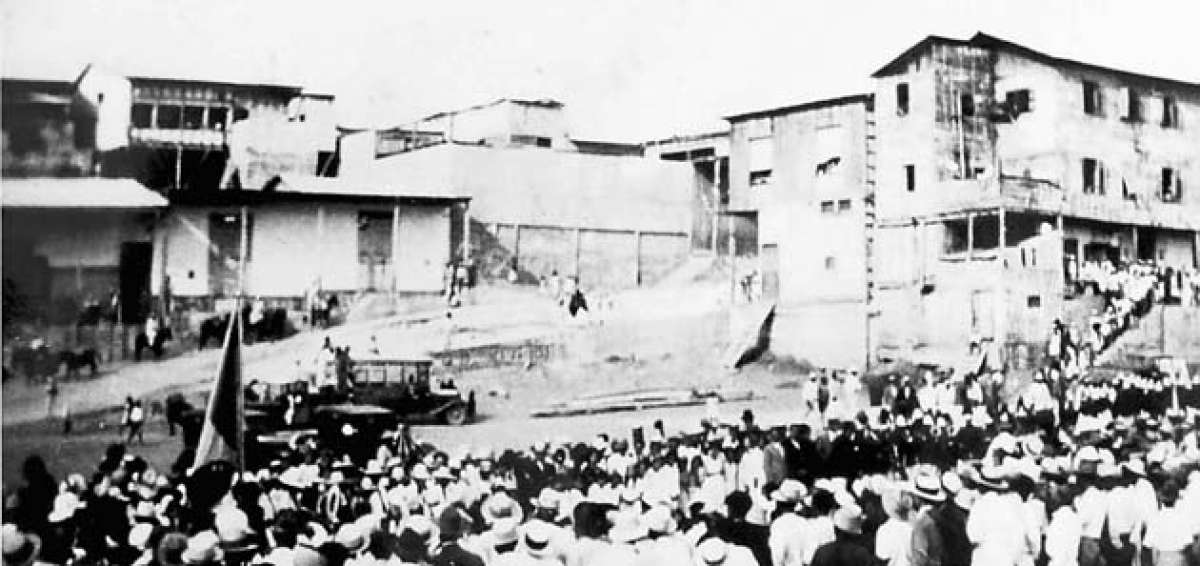 El 4 de Noviembre de 1922, el pueblo mantense se reuni&oacute; en la Plaza Quito, hoy Plazoleta Az&uacute;a, para festejar al nuevo cant&oacute;n. Fotograf&iacute;a tomada por Alipio &Aacute;vila