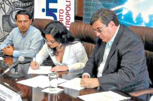 Germ&aacute;nico Pinto, de la Epmmop (der.), y Pilar Troya, de la Senescyt, firman el convenio. FOTO: CORTES&iacute;A MUNICIPIO