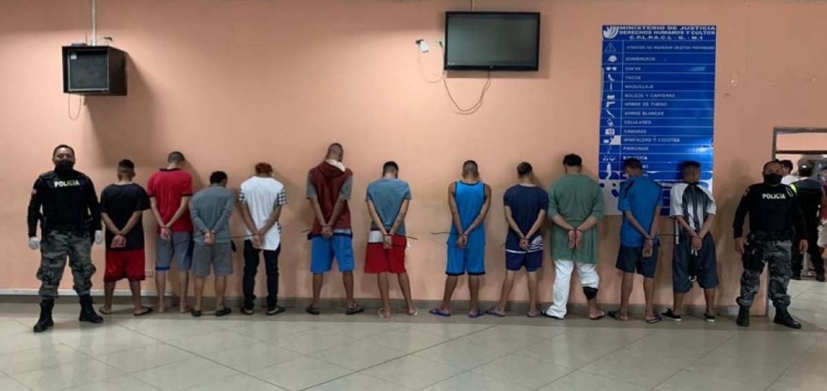 Una vez que culmin&oacute; el traslado de todos los PPL del pabell&oacute;n A1 del CDP ingres&oacute; el pelot&oacute;n femenino acompa&ntilde;ado de personal del grupo armado y de la UNIP para inspeccionar las celdas.