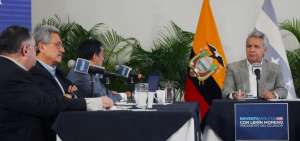 Len&iacute;n Moreno durante entrevista con periodistas de radios en Guayaquil.
