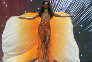La Miss Jamaica sufrió una aparatosa caída en la ceremonia previa del Miss Universo.