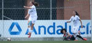 Madelin Riera (der.) y Gianninna Lattanzio (izq.) festejan el primer tanto del Deportivo Cuenca, ayer en la primera final de la Superliga Femenina ante &Ntilde;a&ntilde;as. Ellas marcaron los dos goles del cuatro &ldquo;morlaco&rdquo;.