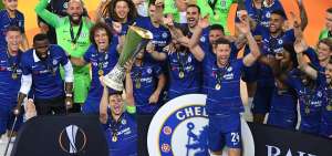 El capit&aacute;n del Chelsea, el espa&ntilde;ol C&eacute;sar Azpilicueta, levanta el trofeo de la Europa League junto a sus compa&ntilde;eros este mi&eacute;rcoles 29 de mayo en el estadio Ol&iacute;mpico de Bak&uacute;.