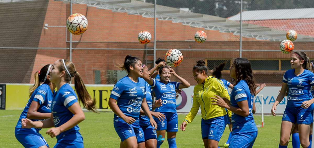 Las seleccionadas realizan ejercicios con bal&oacute;n, durante la pr&aacute;ctica de ayer en la Casa de la Selecci&oacute;n.