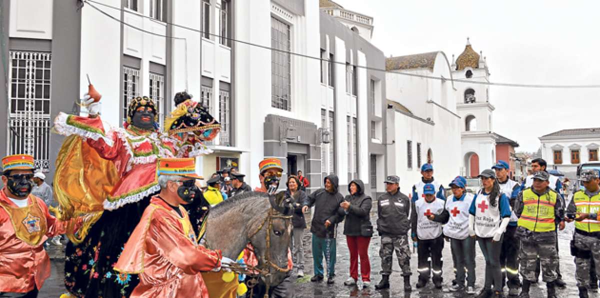 Los personajes de la Mama Negra tambi&eacute;n acataron las disposiciones de la Secretar&iacute;a de Gesti&oacute;n de Riesgos. Foto: Silvia Osorio / para El Tel&eacute;grafo