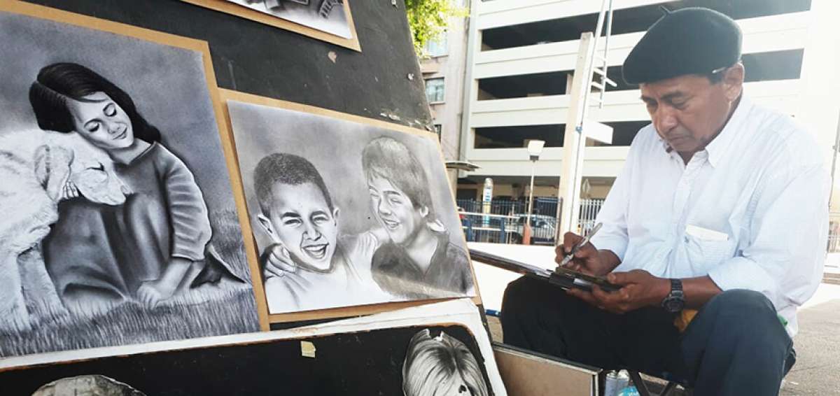 Quienes realizan retratos en el Malec&oacute;n 2000 inician su jornada de trabajo a las 10:00. Cada d&iacute;a pueden llegar a hacer hasta cinco y seis obras. 