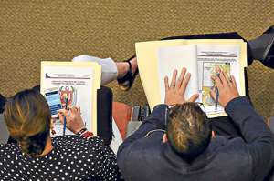 El auditorio de la Prefectura se cop&oacute; de autoridades cantonales y provinciales, entre alcaldes y asamble&iacute;stas. Foto: Carina Acosta.