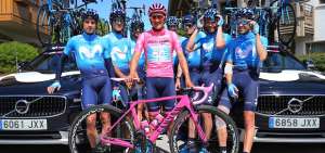 Richard Carapaz (c) posa junto a sus compa&ntilde;eros con la bicicleta rosa que le regalaron este jueves 30 de mayo